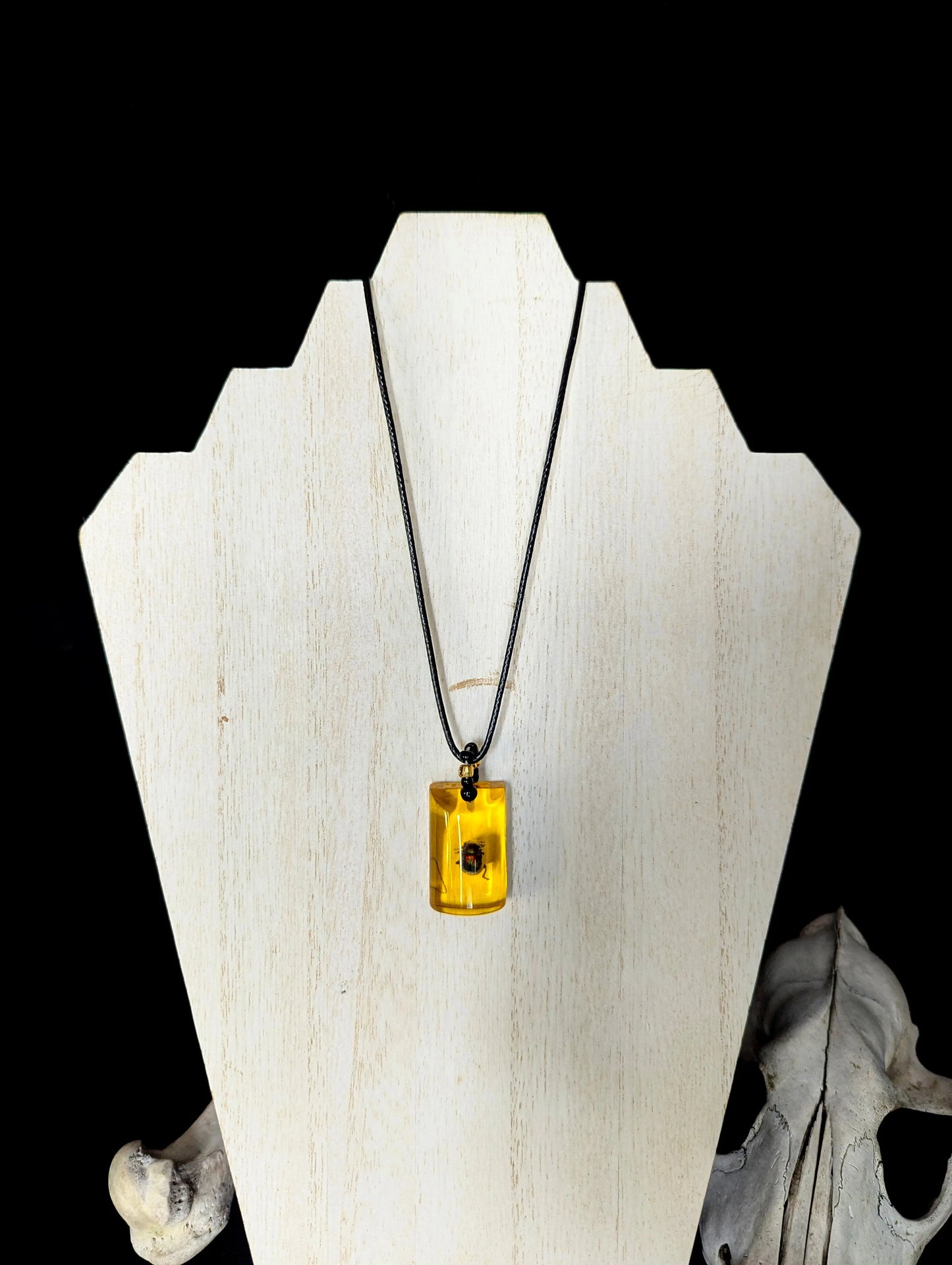 Imitation Amber Insect Necklace - Curiosia Bazar