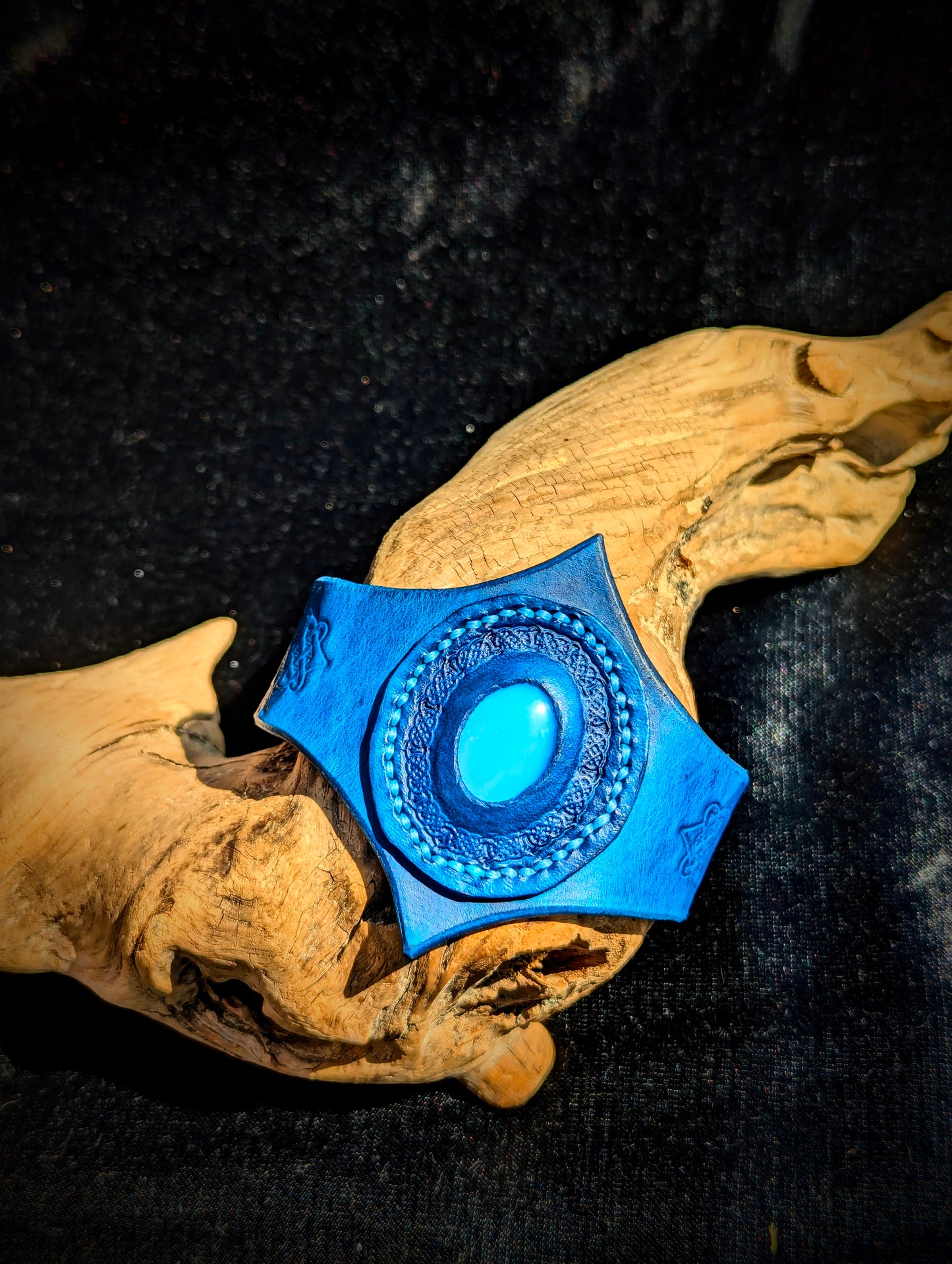 Un bracelet manchette Une larme dans l'océan
