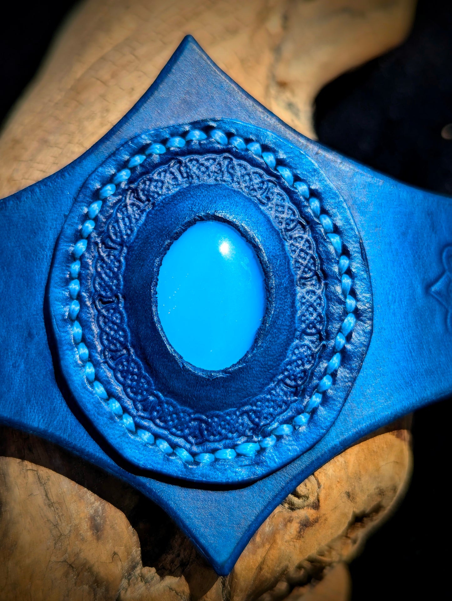 Un bracelet manchette Une larme dans l'océan